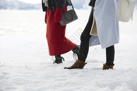 行走在雪地里的特写图片