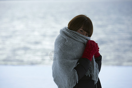 冬季旅游度假区的少女图片