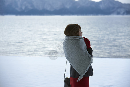 冬季雪景区湖畔的少女图片