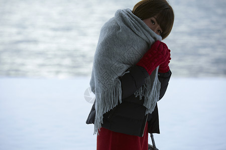 冬季雪景区湖畔的少女图片