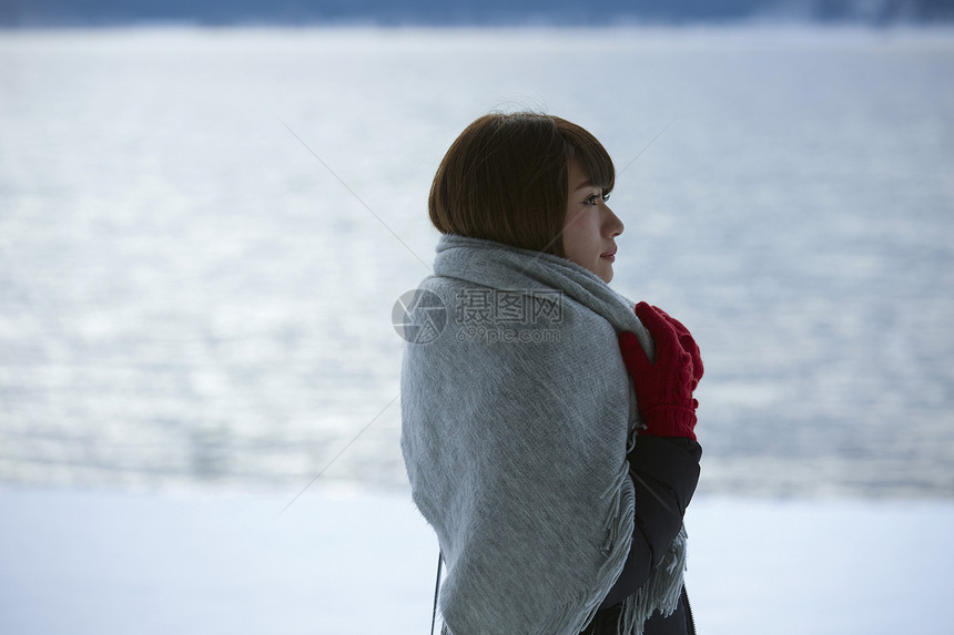 冬季雪景区湖畔的少女图片