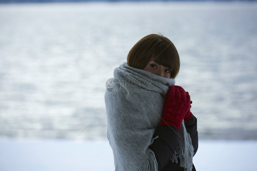 冬季雪景区湖畔的少女图片