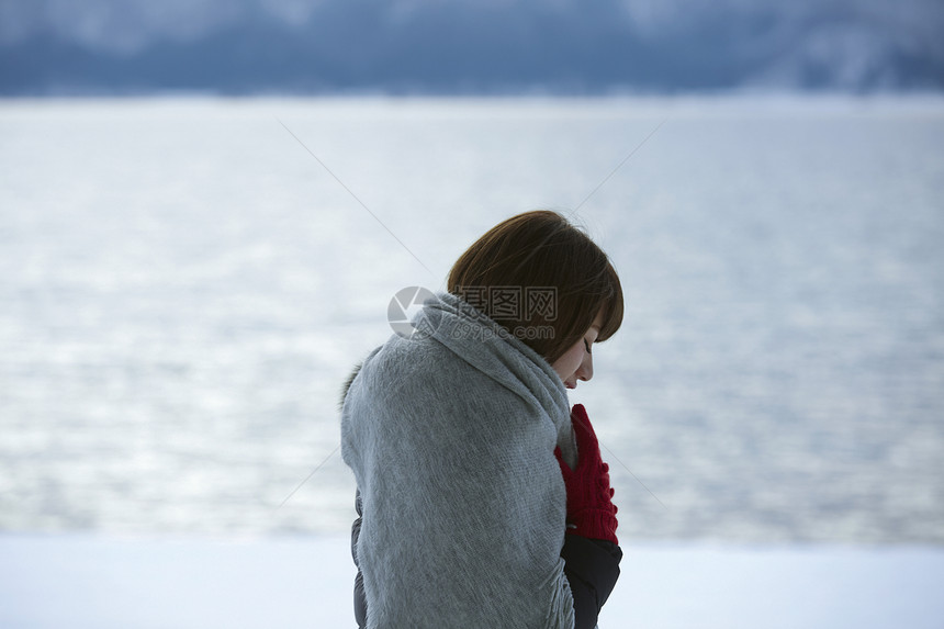 冬季雪景区湖畔的少女图片