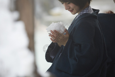 捧着大雪球的少女图片