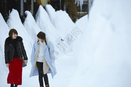 在雪乡享受美景的女子图片