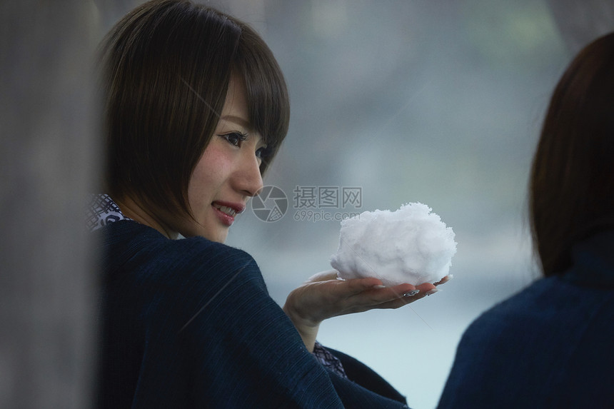 在雪地里享受美景的女子图片