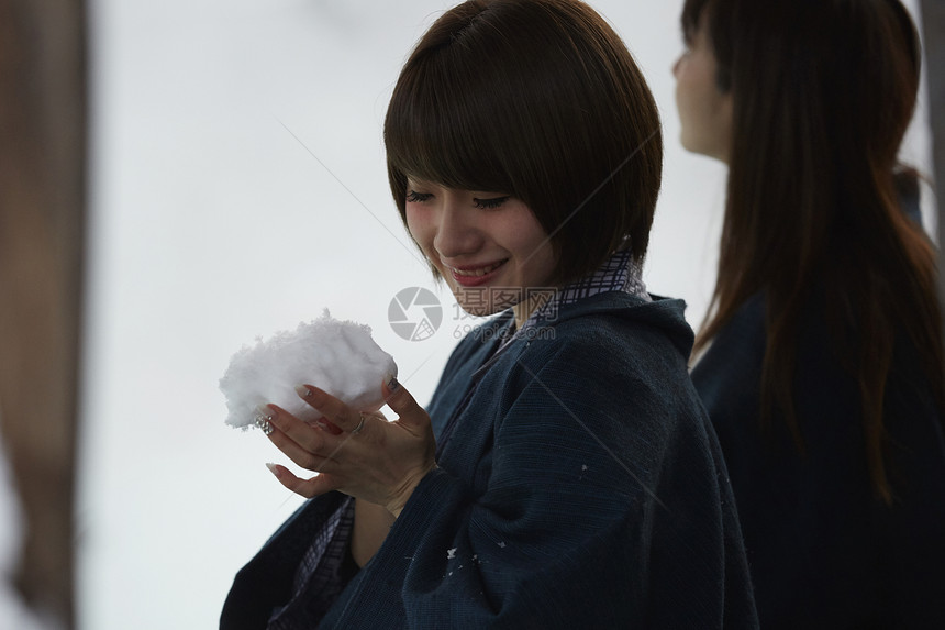 女生户外雪景肖像照图片