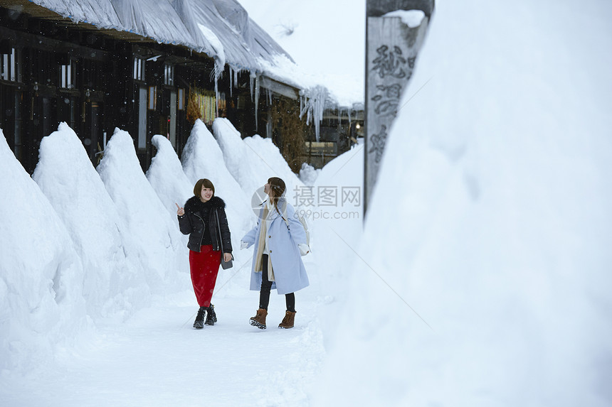 大学生旅行观光雪景照图片
