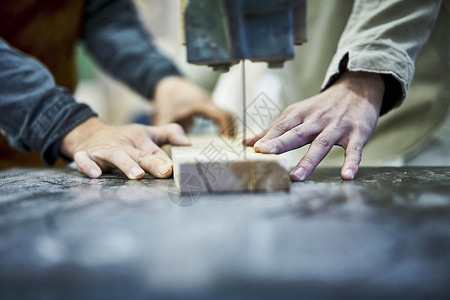 切割木材的工匠图片