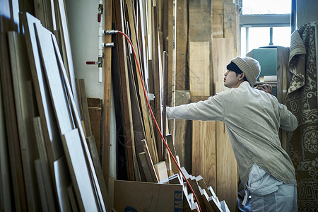 家具工匠人在选找木材高清图片