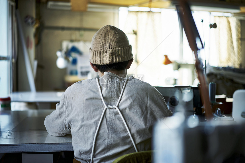 户内男子用缝纫机背景图片