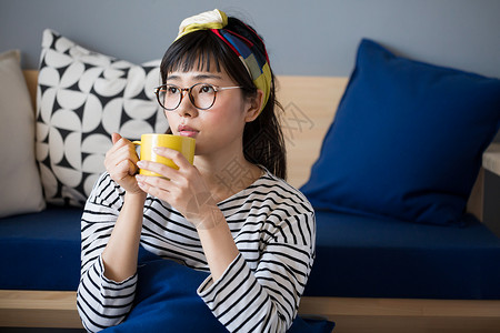 屋子里的女孩在喝茶图片