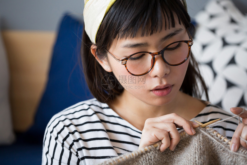 编织毛线的年轻女性图片