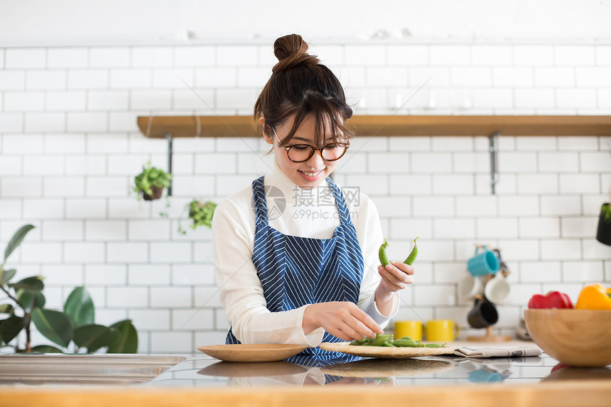 居家厨房处理食材的年轻女性图片