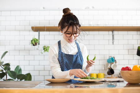 居家厨房处理食材的年轻女性图片