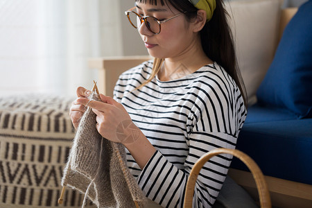 手工编织毛线的居家女性图片