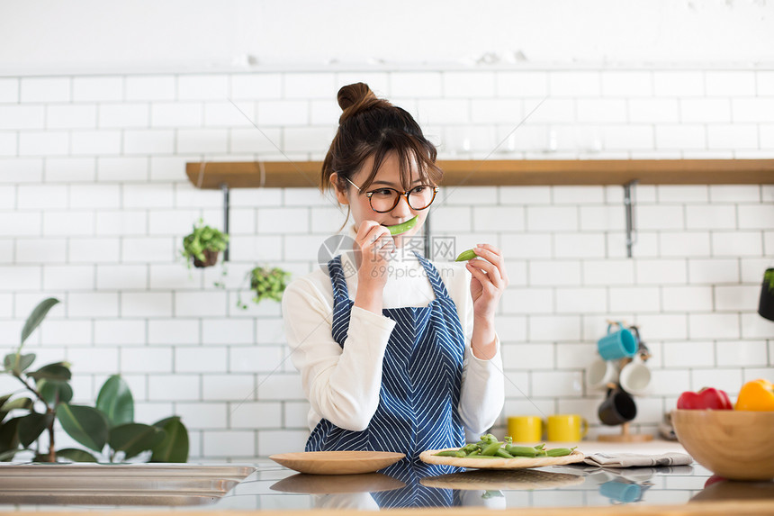 居家女性厨房处理食材图片