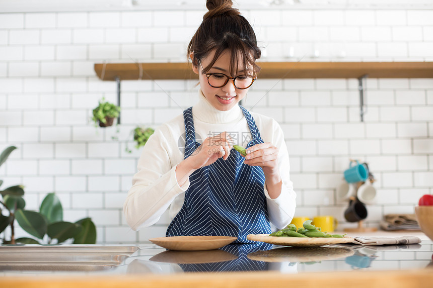 居家女性厨房处理食材图片