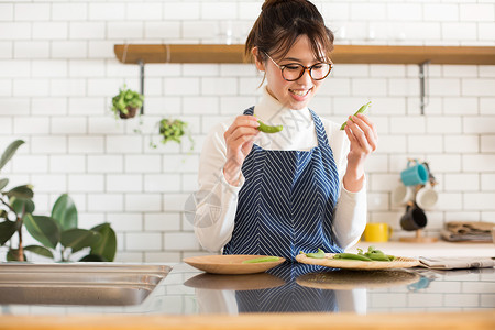 厨房烹调食物的居家女性图片