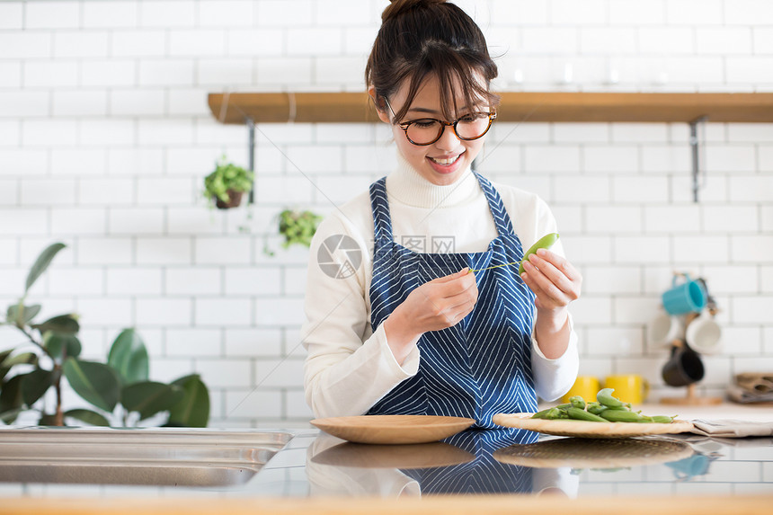 厨房烹调食物的居家女性图片