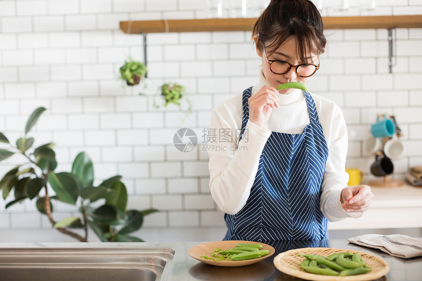 戴眼镜的女孩穿着围裙烹饪图片