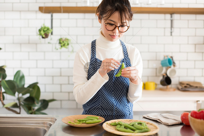 厨房处理食材的年轻女性图片