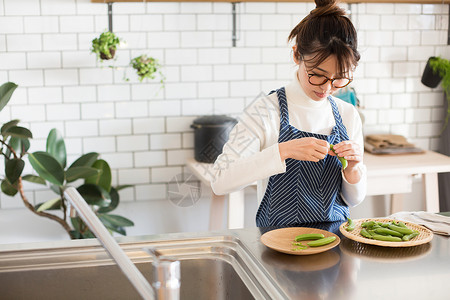 厨房处理食材的居家女性图片