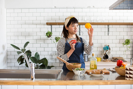 居家女性厨房烹调食物图片