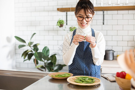 年轻女性厨房处理食材图片