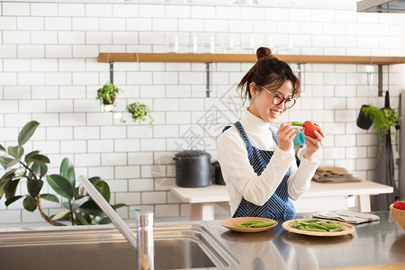 居家厨房处理食材的女青年图片