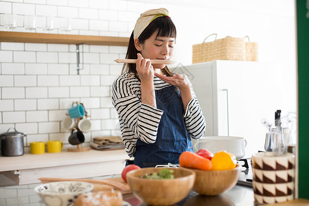 居家厨房烹调食物的女青年图片