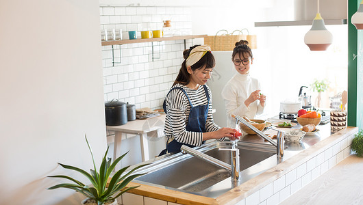 户内女孩在厨房一起做美食洗菜图片