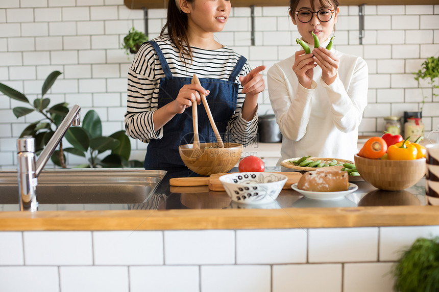 户内女孩在厨房一起做美食图片