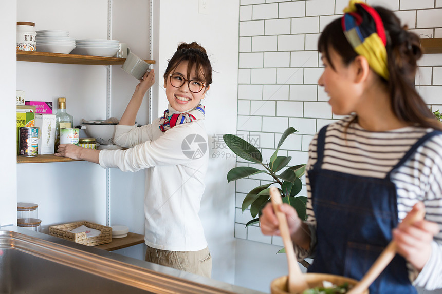 户内女孩在厨房做美食图片