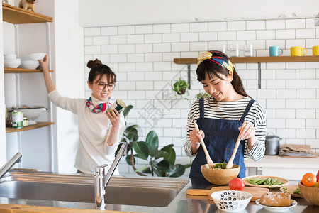 户内女孩在厨房一起做美食图片