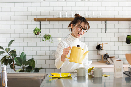 在厨房泡茶的女人图片