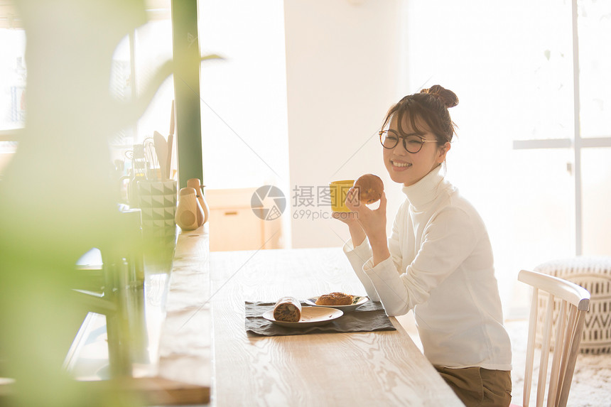 北欧风格居家女孩吃早餐图片