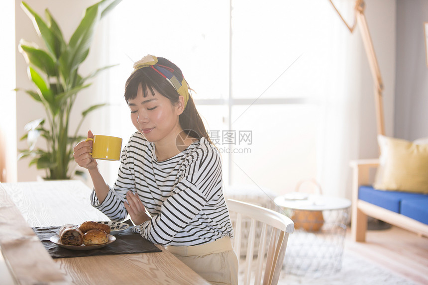 北欧风格居家女孩吃早餐图片