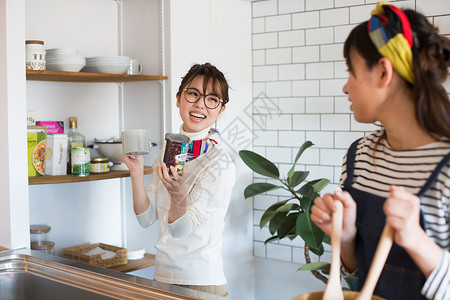 户内女孩在厨房拿杯子图片