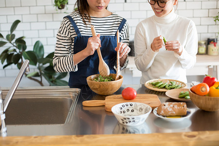 户内女孩在厨房准备食材烹饪图片