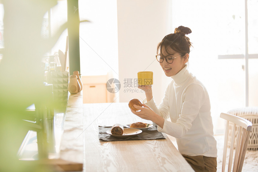 居家女孩吃早餐图片