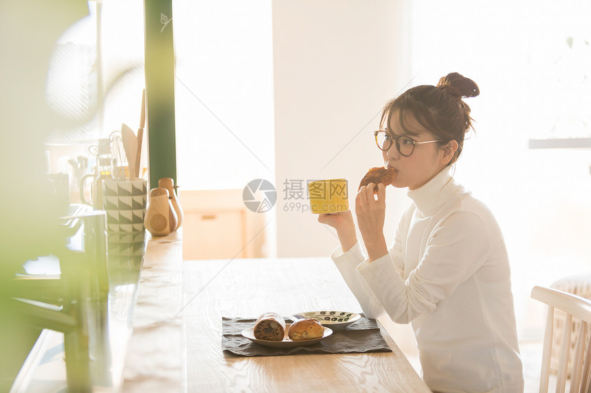 居家女孩吃早餐图片