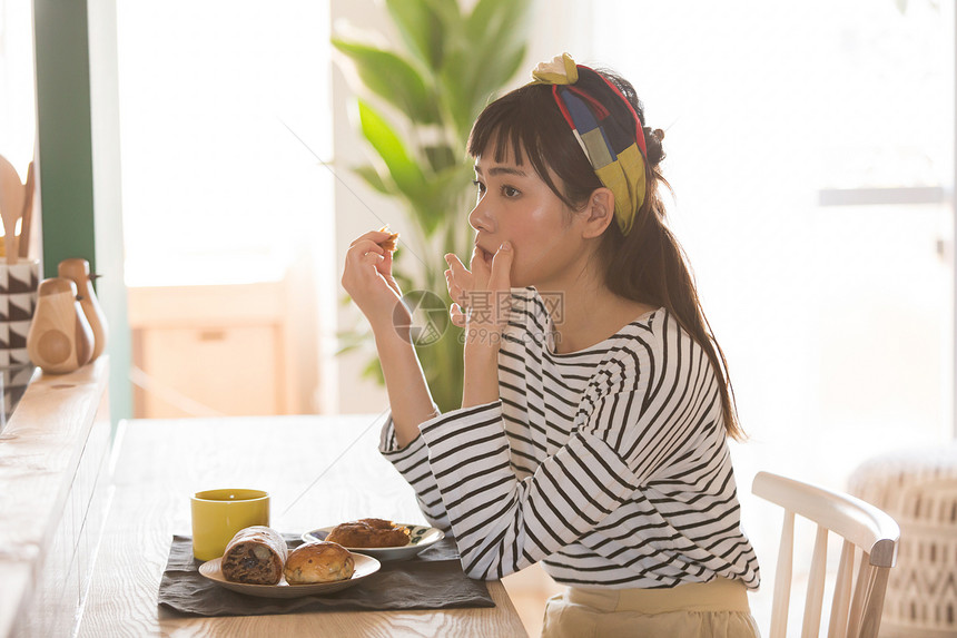 居家女孩吃早餐图片