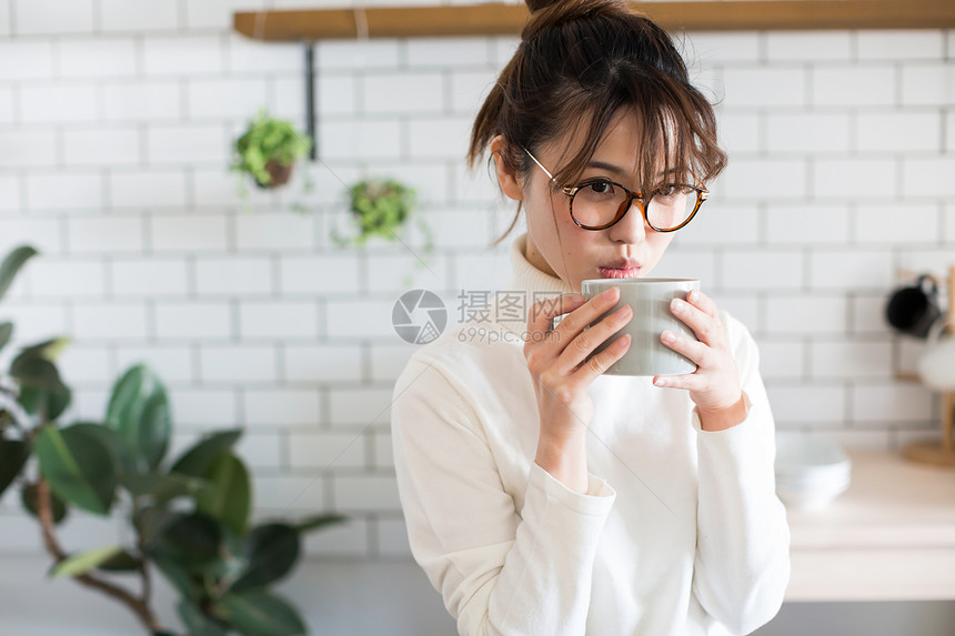  喝热咖啡的女性图片