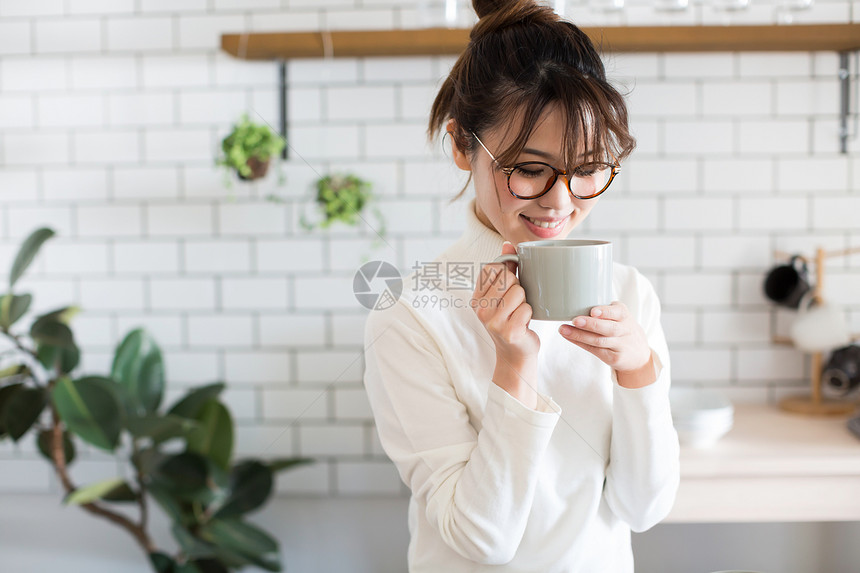  喝热咖啡的女性图片