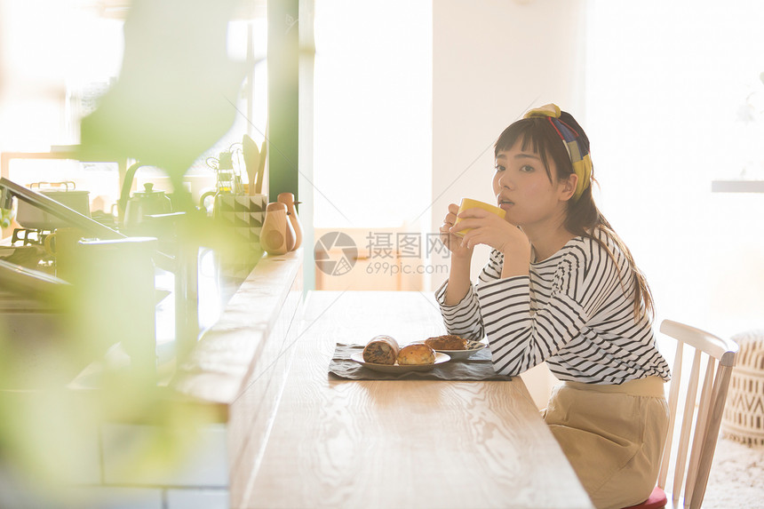 捧着水杯的女性图片