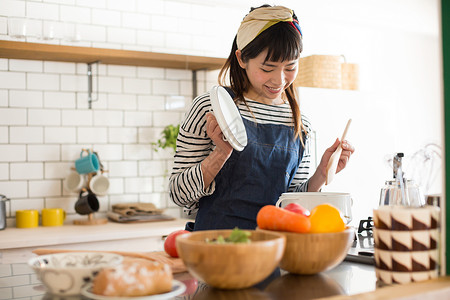  做饭的女性图片