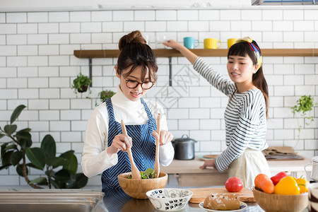 厨房制作沙拉的年轻女性图片