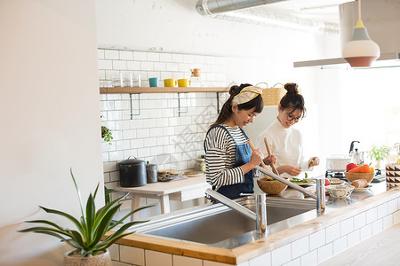 居家厨房制作料理的年轻女性图片