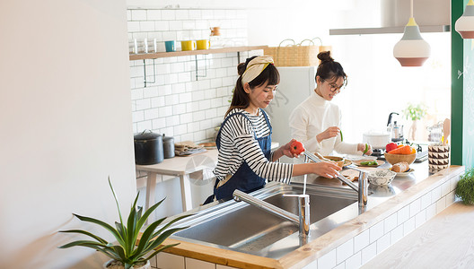 居家厨房制作料理的年轻女性图片